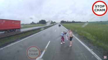 Kłótnia na autostradzie A4. Półnagi mężczyzna szarpał kobietę na jezdni [WIDEO]