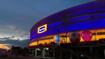 Montaż podświetlenia znaku z nową nazwą Stadionu Wrocław zakończony [ZDJĘCIA]