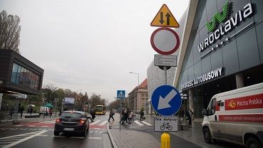 Wrocław: Młody człowiek umierał przed centrum handlowym Wroclavia
