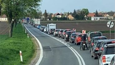 Wypadek pod Wrocławiem. Jedna osoba ranna po zderzeniu dwóch aut i ciężarówki