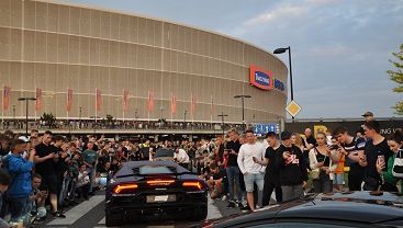 Wrocław: Sportowe samochody przyjechały na stadion. Zobacz te cacka! [ZDJĘCIA]