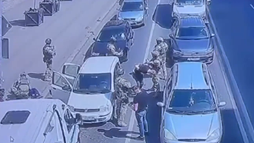 Zatrzymanie gangsterów na środku ruchliwej ulicy [FILM]