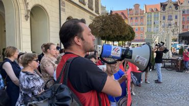 Wrocław: Protest pracowników Domów Pomocy Społecznej przed Ratuszem [ZDJĘCIA]