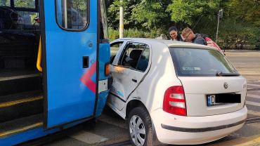 Wrocław: Tramwaj zderzył się na samochodem na Słowiańskiej [ZDJĘCIA]