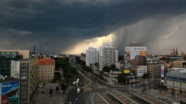 Alert RCB dla Wrocławia, ale pierwsza burza przeszła bokiem [GDZIE JEST BURZA]