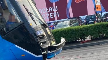 Wypadek na Krakowskiej. W zderzeniu osobówek i tramwaju jedna osoba ranna [ZDJĘCIA]