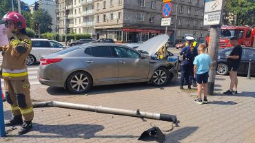 Wrocław: Dwa auta zderzyły się w rejonie Dworca Głównego. Jedno wpadło na chodnik [ZDJĘCIA]