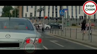 Wrocław: Pieszy przewraca rowerzystę na przejściu. Internauci: 