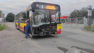 Wrocław: Czołowe zderzenie autobusu MPK z samochodem. Zawiniła pszczoła? [ZDJĘCIA]