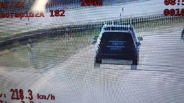 Kierowca mercedesa jechał 220 km/h. Zauważyli go policjanci