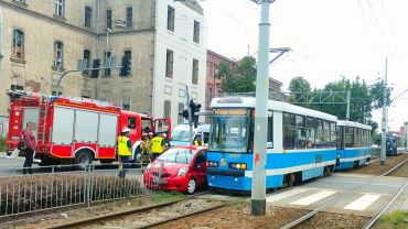 Wypadek tramwaju i osobówki. Na miejscu karetka