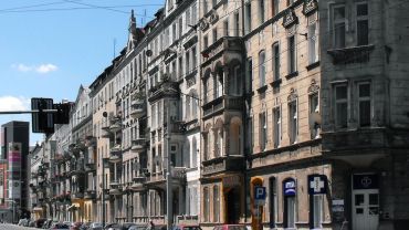 Wrocław: Uszkodzony pantograf tramwaju i naprawa sieci trakcyjnej. Objazdy