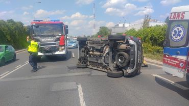 Wrocław: Wypadek na Gądowiance. Auto przewróciło się na bok. Uwaga na korki!