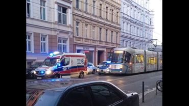 Wypadek tramwaju i samochodu na Nadodrzu. Karetka na miejscu