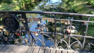 Ostatnia szansa, by zdjąć kłódkę z mostku w parku Szczytnickim