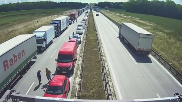 Autostrada A4 w kierunku Wrocławia zablokowana. Tir uderzył w bariery