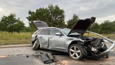 Wrocław: Wypadek na Królewieckiej. Kobieta jadąca audi skasowała przystanek [ZDJĘCIA]