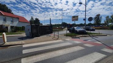 Wrocław: Wypadek koło stadionu. Bus leżał na boku [ZDJĘCIA]