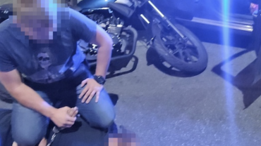 Uciekał skradzionym motocyklem, mając kieszenie wypchane narkotykami