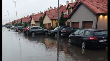 Powódź pod Wrocławiem. Drogi i posesje pod wodą. Są ranni