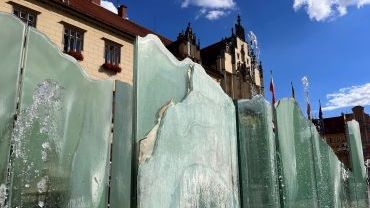 Wrocław: Fontanna na Rynku do remontu. Ktoś rozbił jej szklane płyty
