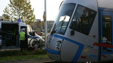 Utrudnienia dla pasażerów MPK po zderzeniu tramwaju i rowerzysty