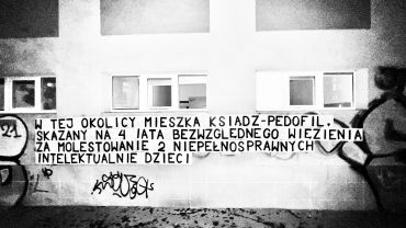 Plakaty na wrocławskiej kamienicy. 