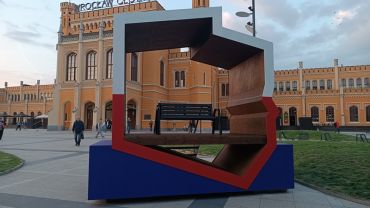 Ławka patriotyczna stanęła we Wrocławiu. Jest i obśmiewany regulamin
