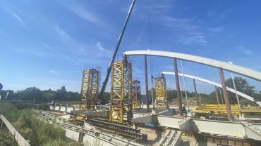 Nad Odrą stanęły pierwsze łuki nowych Mostów Chrobrego