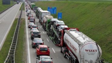 Korek na A4 w stronę Wrocławia po wypadku dwóch ciężarówek