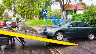 Wrocław: Co za tupet! Kierowca audi zablokował chodnik przy przejściu dla pieszych