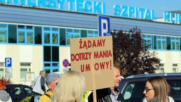 Protest przed USK przy Borowskiej przeciw likwidacji szpitala w Strzelinie