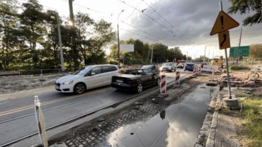 Wrocław: Budowa Alei Wielkiej Wyspy. Wylewają asfalt, nie jeżdżą tramwaje
