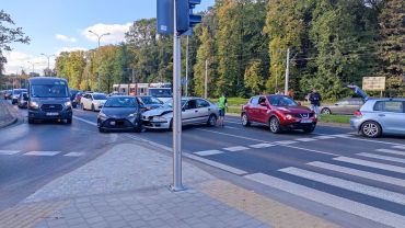 Wrocław: Wypadek na Popowickiej. Holowane auto zerwało się z linki