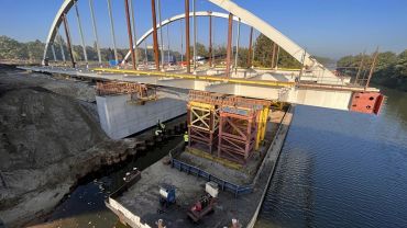 Wrocław: Nowy most Chrobrego wjeżdża nad rzekę [ZDJĘCIA]