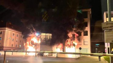 Pożar uniwersytetu. Płomienie przeszły na budynek z palącego się śmietnika [FILM]