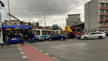 Wrocław: Na placu Legionów wykoleił się tramwaj. Duże utrudnienia