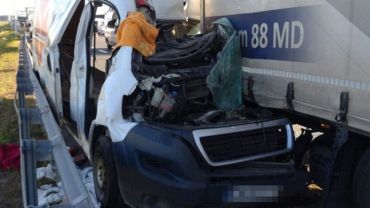 Wypadek na AOW. Kierowca ciężarówki uciekł po zderzeniu