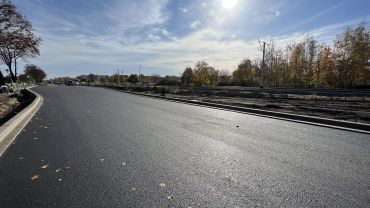 Wrocław: Nowa jezdnia ulicy Kosmonautów już z asfaltem. Kiedy nią pojedziemy?