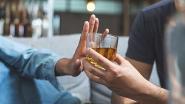 Jak poradzić sobie z nałogiem alkoholowym? Przebieg leczenia alkoholizmu