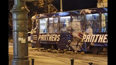 Wrocław: Wykolejenie tramwaju koło opery. Wagon zerwał bruk