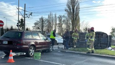 Wrocław: Wypadek trzech aut na Lotniczej. Człowiek zakleszczony w samochodzie