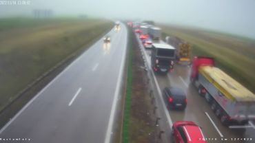 Wypadek na autostradzie A4 w stronę Wrocławia. Dwa tiry zderzyły się z busem