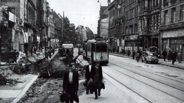 Wrocławianie kilka chwil po wojnie. Zobacz, jak wyglądało życie miasta