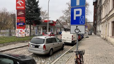 Wrocław: Niepełnosprawny na wózku zwyzywany przez kierowcę. Poszło o parkowanie
