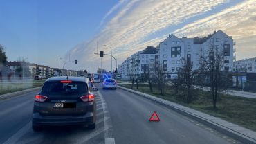 Wrocław: Rowerzystka w szpitalu. Kierowca potrącił ją na przejeździe rowerowym