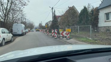 Wrocław: Remont chodnika na Swojczycach. Piesi musieli chodzić po jezdni