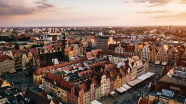 Wybieramy mieszkanie we Wrocławiu – jakie udogodnienia w okolicy są najważniejsze dla rodzin z dziećmi?