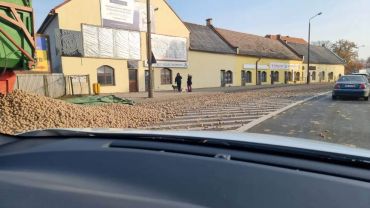 Ludzie rzucili się na ziemniaki. Na trasę Wrocław - Opole wysypała się ich cała przyczepa [WIDEO]