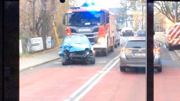 Wrocław: Wypadek na Krzemienieckiej. Auto uderzyło w latarnię, kierowca poszukiwany